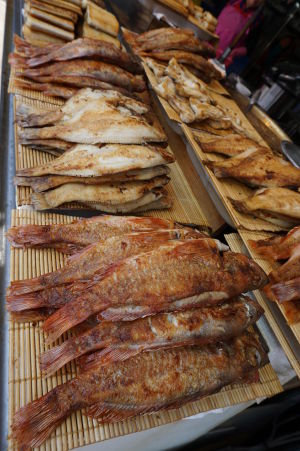 Smažené a pečené ryby na rybom trhu v Busane