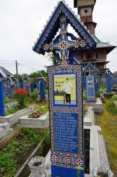 Veselý cintorín v Săpânțe - Medzi intelektuálnu elitu patrili lekárnici alebo zverolekári
