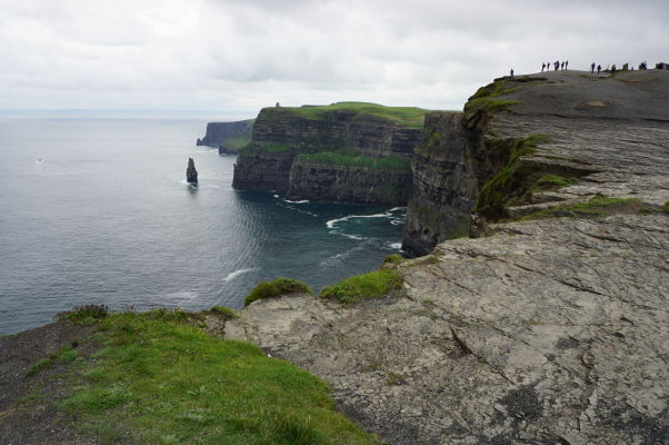 O'Brienova veža a skalisko Branaunmore pri Moherských útesoch (Cliffs of Moher) na západnom pobreží Írska
