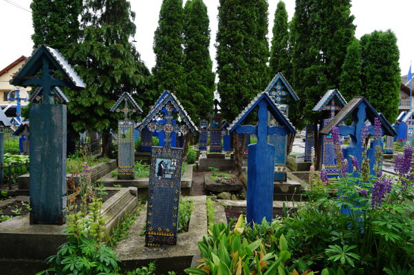 Maľované náhrobky na Veselom cintoríne v dedinke Săpânța - Niektoré sú maľované i zo zadnej strany