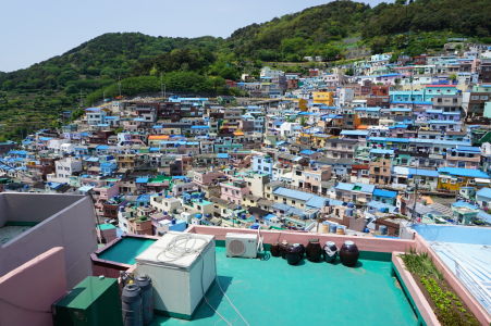 Pestrofarebná dedinka Gamcheon na svahu