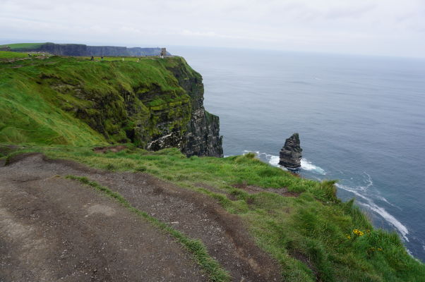 O'Brienova veža a skalisko Branaunmore pri Moherských útesoch (Cliffs of Moher) na západnom pobreží Írska - ďaleko v pozadí je možné vidieť i Moherskú vežu na opačnej strane útesov