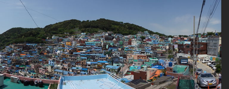 Pestrofarebná dedinka Gamcheon na svahu