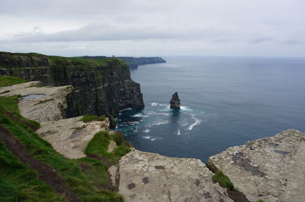 O'Brienova veža a skalisko Branaunmore pri Moherských útesoch (Cliffs of Moher) na západnom pobreží Írska - ďaleko v pozadí je možné vidieť i Moherskú vežu na opačnej strane útesov
