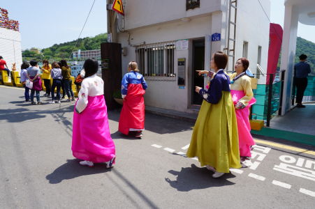 Miestne turistky v tradičných kórejských kostýmoch