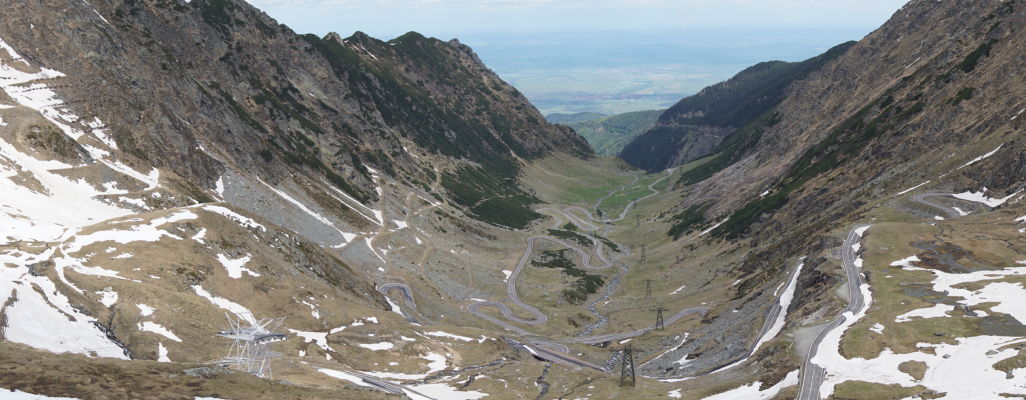 Údolie preťaté lanovkou a kľukatá cesta Transfagarašan v najvyšších rumunských horách