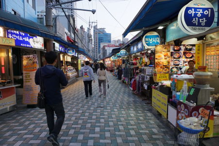 Obchodík s občerstvením na tržnici v Busane