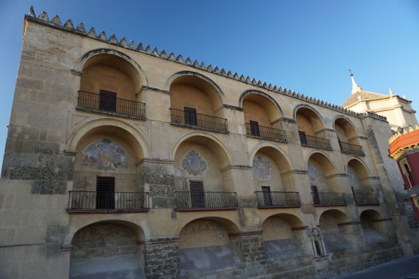 Balkóny na juhovýchodnom rohu Mezquity v Córdobe, ktoré mali dodať viac svetla vo vnútri chrámu