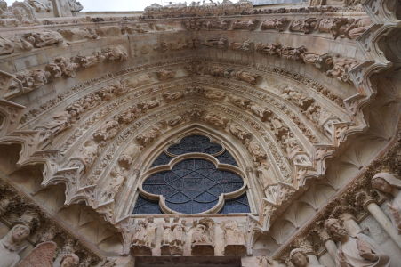 Sochy na portáli katedrály Notre-Dame v Reims