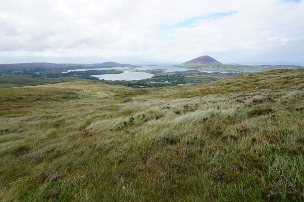 Pohľad z Diamantovej hory (Diamond Hill) na západné pobrežie Írska a mestečko Lettefrack (v strede) v národnom parku Connemara National Park