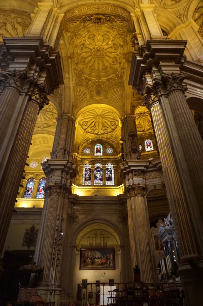 Katedrála v Málage a jej vysoké korintsko-iónske stĺpy