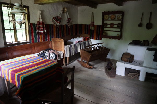 Interiéry dreveného domčeka v skanzene v Sibiu
