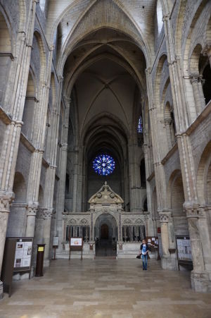 Bazilika sv. Remigia v Reims - Krížna loď a vitráž