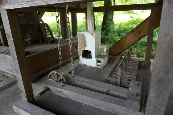 Model zariadenia poháňaného vodným mlynom v skanzene v Sibiu