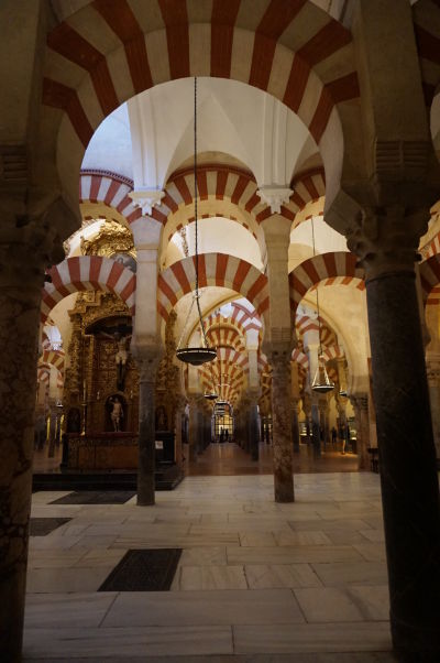 Červeno-biele pruhované oblúky typické pre Mešitu-katedrálu (Mezquitu) v Córdobe