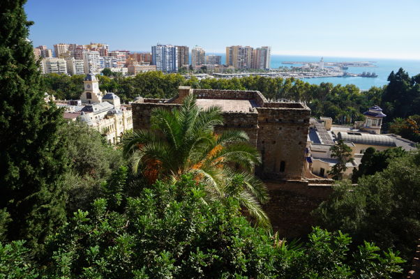 Výhľad z pevnosti Alcazaba v Málage na modernú časť mesta ležiacu pri mori