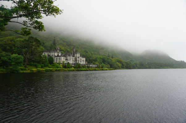 Jazero Pollacapall Lough a kláštor Kylemore Abbey v Connemare v Írsku