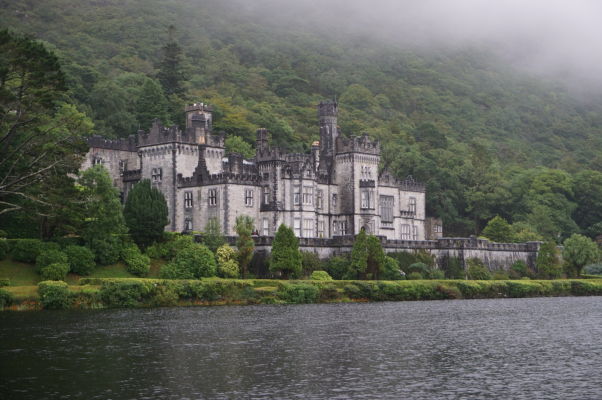 Jazero Pollacapall Lough a kláštor Kylemore Abbey v Connemare v Írsku