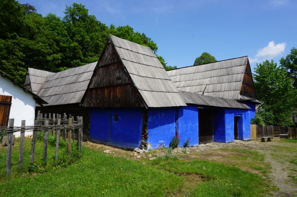 Jeden z gýčovo pomaľovaných domčekov v skanzene v Sibiu