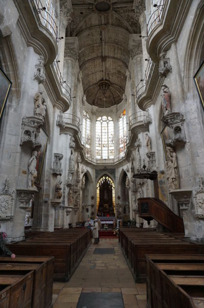 Vlnito pôsobiaca hlavná loď kostola sv. Panteléona (Église Saint-Pantaléon) v Troyes