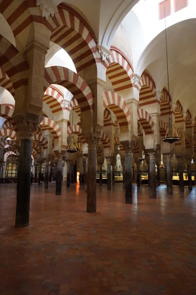Červeno-biele pruhované oblúky typické pre Mešitu-katedrálu (Mezquitu) v Córdobe