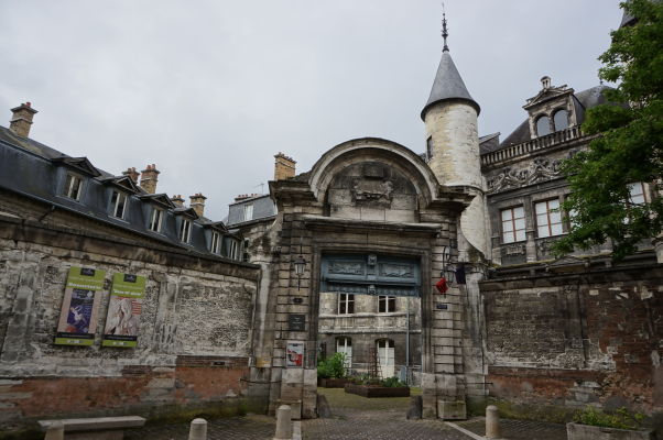 Budova múzea Musée de Vauluisant - Musée de la Bonneterie v Troyes