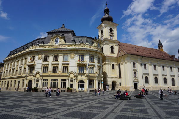 Vľavo mestská radnica, vpravo jezuitský chrám - Veľké námestie (Piața Mare) v Sibiu - hlavné námestie v meste