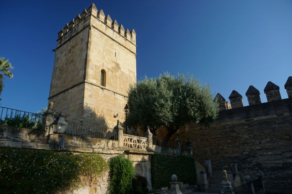 Levia veža (Torre de los Leones) v kráľovskom paláci Alcázar v Córdobe - Veža zároveň slúži ako vstupná brána a je najstaršou v celom paláci (13. storočie)