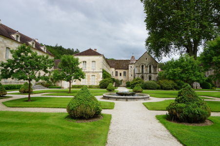 Záhrada pred kláštorom, budovy na fotografii dnes slúžia ako obytné pre majiteľov kláštora