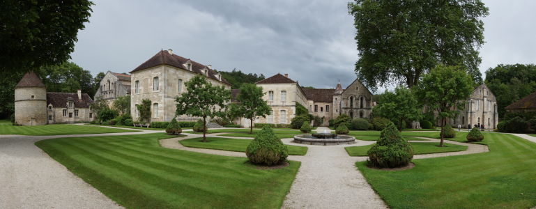 Záhrada pred kláštorom, budovy na fotografii dnes slúžia ako obytné pre majiteľov kláštora