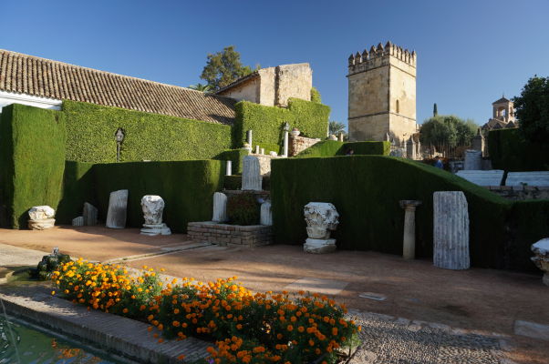 Záhrady v kráľovskom paláci Alcázar v Córdobe a Levia veža (Torre de los Leones), najstaršia v celom paláci (13. storočie)
