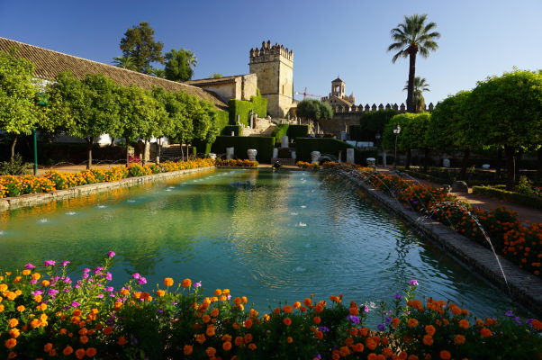 Záhrady v kráľovskom paláci Alcázar v Córdobe a Levia veža (Torre de los Leones), najstaršia v celom paláci (13. storočie)