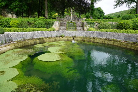 Záhrada za kláštorom a jazierko - Kláštor stojí na bývalom močiari, takže voda je všadeprítomným elementom