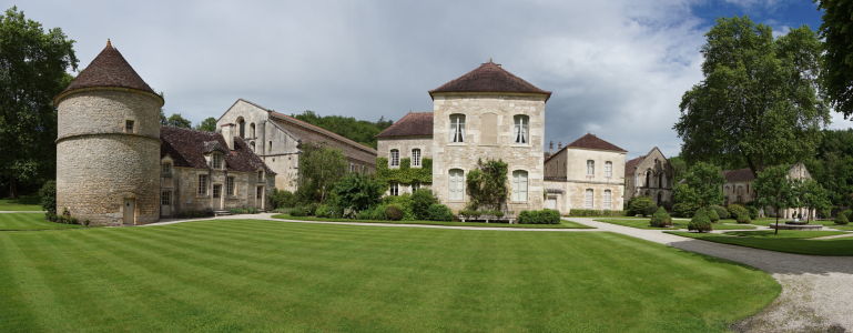 Záhrada pred kláštorom a zľava holubník, psí útulok, kostol a súčasná rezidencia majiteľov kláštora