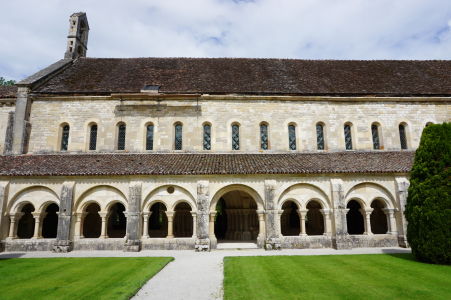 Ambit kláštora Fontenay - dole kapitulná sála, hore ubytovňa mníchov