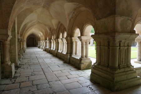 Arkádová klenba ambitu kláštora Fontenay