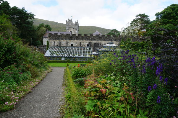 Záhrada v areáli zámku Glenveagh v rovnomennom národnom parku v Írsku