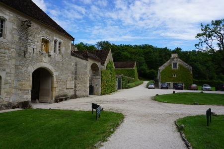 Vstup do kláštora Fontenay a parkovisko