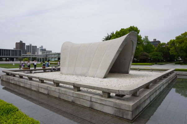 Hrob neznámeho vojaka v Parku mierového memoriálu v Hirošime