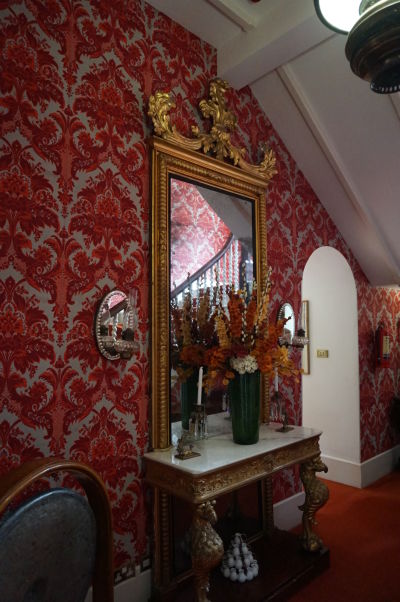 Jedna z miestností v zámku Glenveagh v Írsku - všetky miestnosti sú zariadené dobovým nábytkom