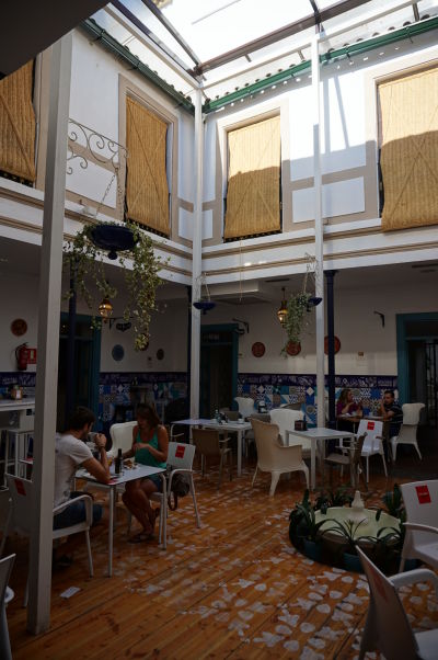 Jedno z mnohých nádvorí v domoch Córdoby - Nádvoria sú obľúbené miesta pre stretávanie sa, trhy alebo reštaurácie