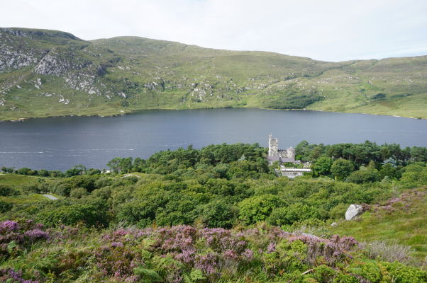 Národný park Glenveagh v Írsku - parku dominuje rozsiahle jazero Lough Veagh, ktoré je možné (spolu so zámkom) obdivovať z okolitých kopcov