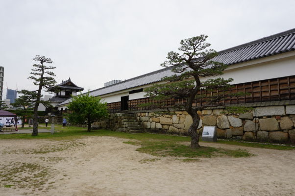 Zrekonštruované nádvorie hradu v Hirošime