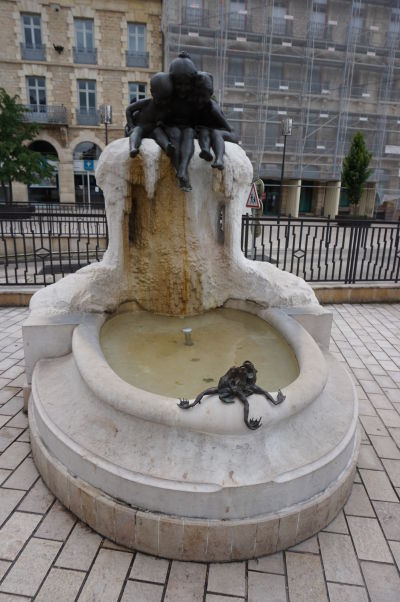 Fontánka na námestí Place Darcy v Dijone