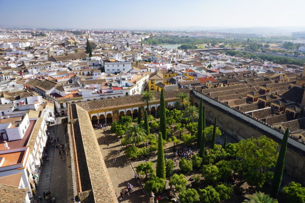 Výhľad na Córdobu a Nádvorie pomarančovníkov z veže Mezquity (bývalého minaretu)