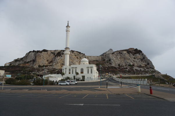 Mešita na Europa Pointe na Gibraltári, za ňou Gibraltarská skala