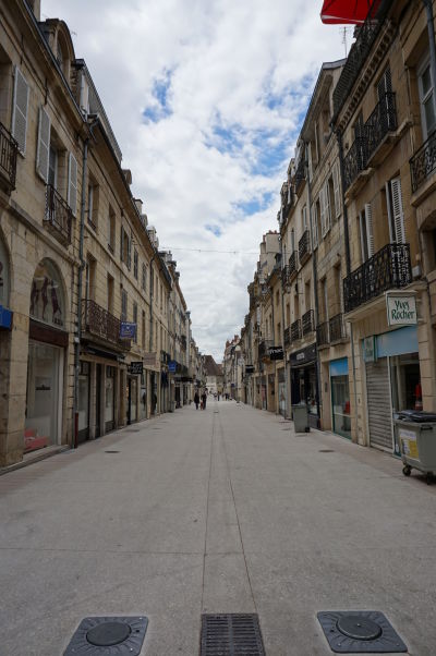 Pešia ulica Rue de la Liberté v Dijone - hlavné nákupné korzo v meste