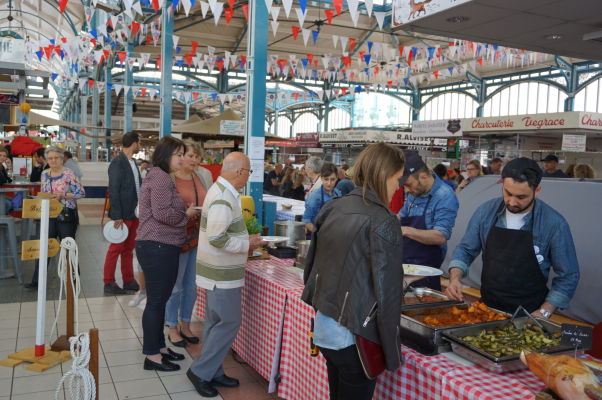 Tržnica Les Halles v Dijone slúži predovšetkým ako miesto, kde sa môžete prísť najesť