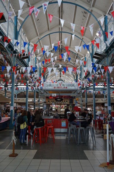 Tržnica Les Halles v Dijone slúži predovšetkým ako miesto, kde sa môžete prísť najesť