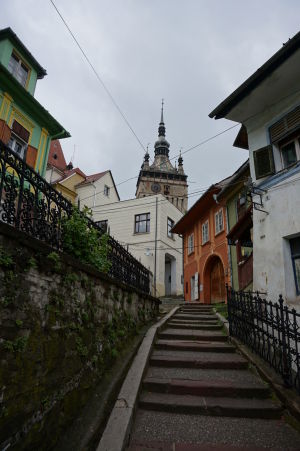 Schody vedúce k citadele, v strede Veža s hodinami